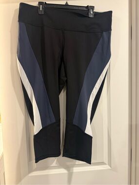 Livi Active Lane Bryant Capri Leggings Plus Size 22/24 Colorblock Workout Pants